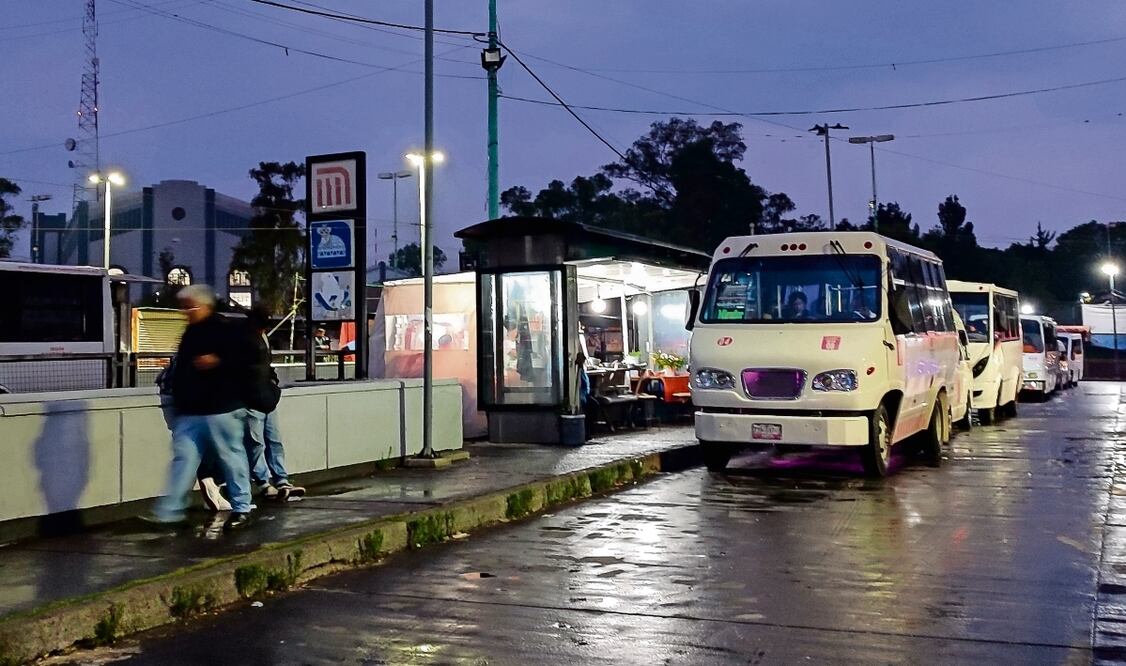 Al menos 15 mil unidades de la Cetospem se concentran en el paradero de Cuatro Caminos, donde han sido blanco de robo y extorsiones. Foto: Archivo El Universal