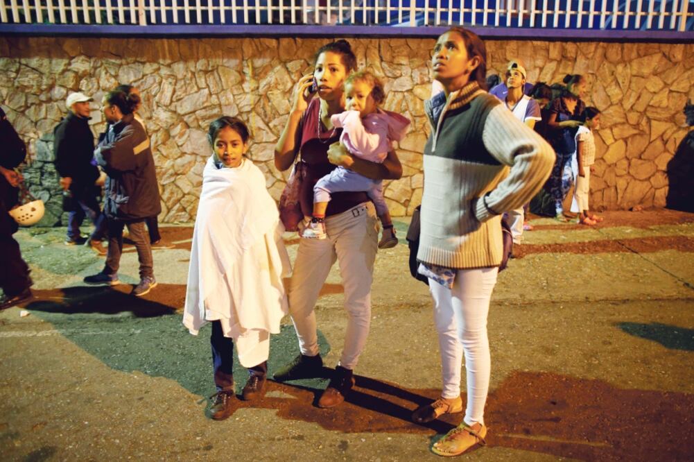 Venezolanos decidieron pernoctar en las calles, ante el temor a réplicas del terremoto que ayer sacudió al país. (ARIANA CUBILLOS. AP)