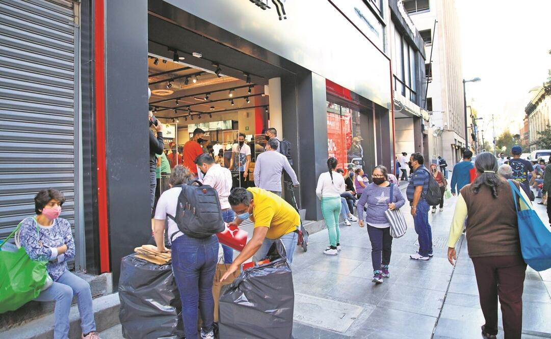 Afuera de una tienda deportiva clientes guardan en bolsas negras los productos que compraron, mientras otros están formados para ingresar. Escenas que se repiten constantemente en los días de El Buen Fin. Foto: Germán Espinosa. El Universal