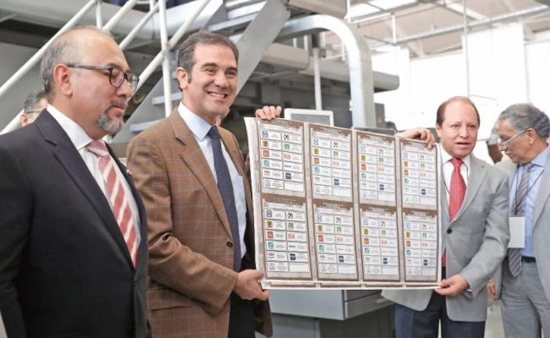 Lorenzo Córdova showing the first print run of the ballots for the 2018 General Election -  Photo: Luis Cortés/EL UNIVERSAL