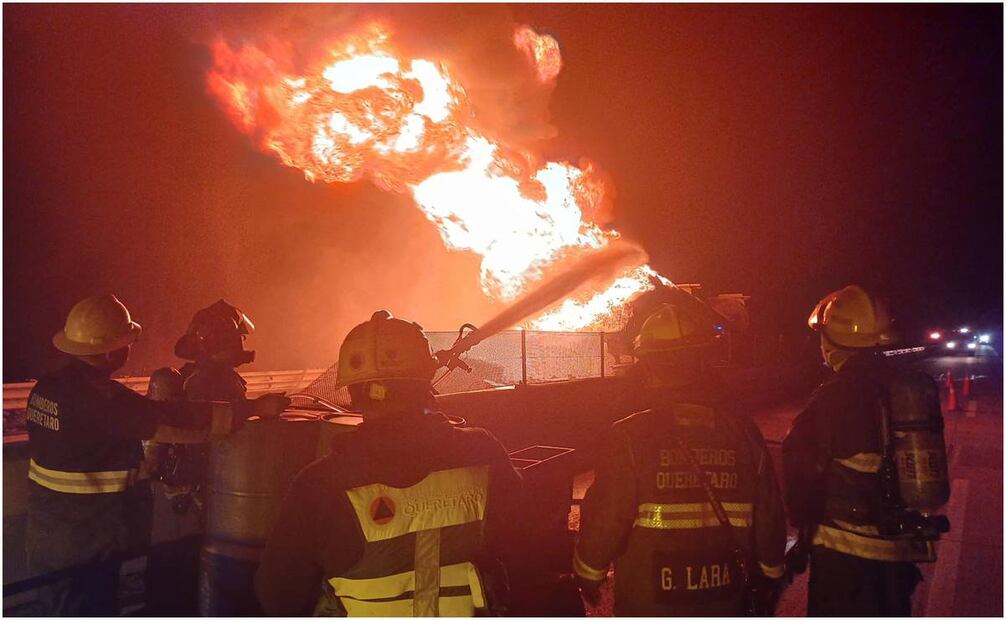 Incendio en libramiento Querétaro. Foto: @pcmqro