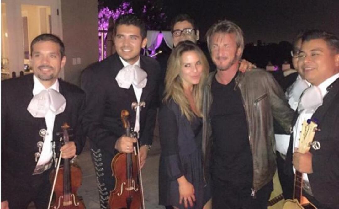 One day after interviewing "El Chapo" Del Castillo posted the above accompanied by the following message: “A night full of #HONOR”. (Photo: Taken from Instagram)