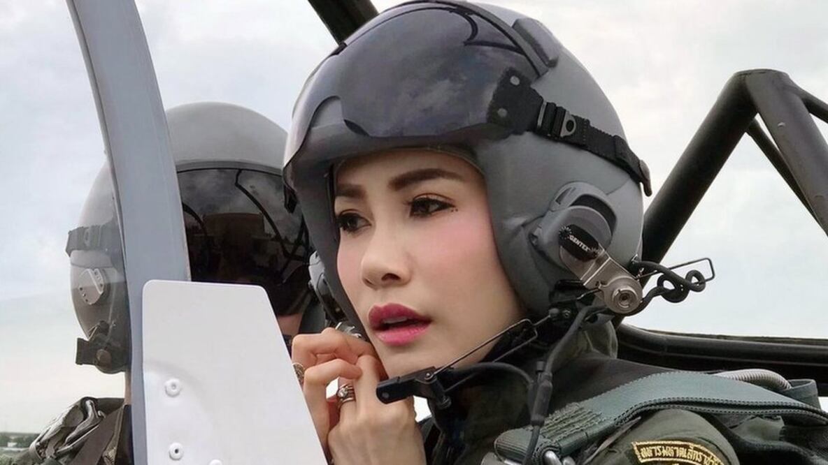 Sineenat Wongvajirapakdi, quien tiene instrucción de piloto, fue nombrada "consorte real" del rey de Tailandia el pasado julio (Foto: EPA)