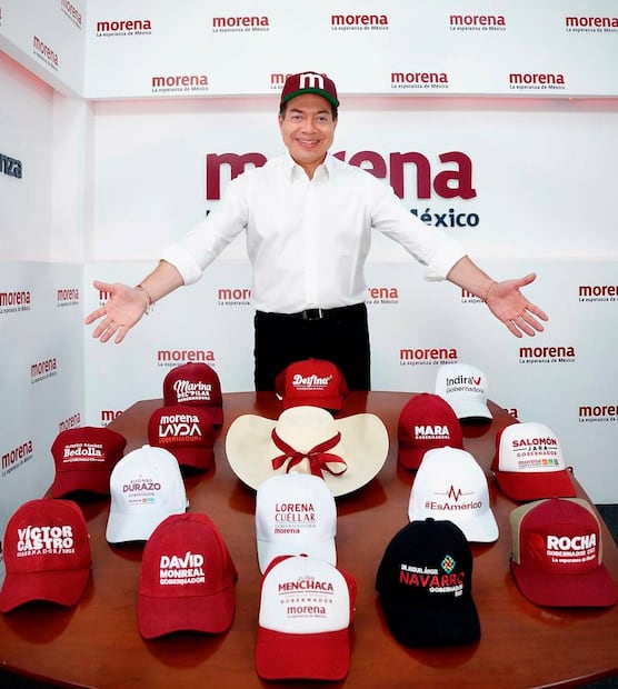 Mario Delgado muestra su colección de gorras de gobernadores de Morena