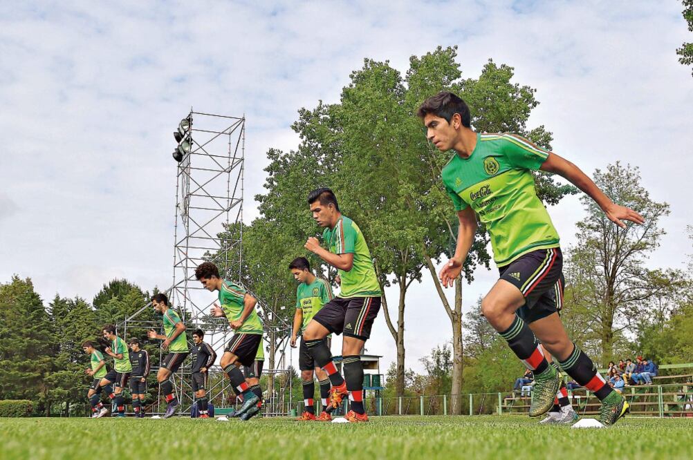 Los juveniles tricolores entrenaron fuerte ya que esperan a unos oceánicos aguerridos en busca de sus primeras unidades para salir a flote (HUGO ÁVILA. IMAGO7)