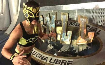 La luchadora Avispa Dorada vive la contingencia sanitaria desde dos trincheras