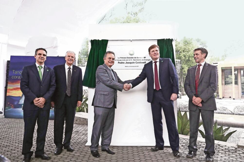El secretario de Energía, Pedro Joaquín Coldwell (centro), señaló que con la llegada de BP al mercado de combustibles, “son ocho las nuevas marcas que compiten por la venta de gasolinas” (ALEJANDRO ACOSTA. EL UNIVERSAL)