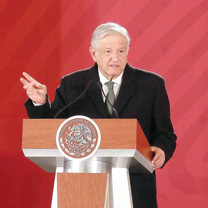 El presidente Andrés Manuel López Obrador dijo que en 2004 Vicente Fox presentó una controversia ante la Corte para echar abajo la iniciativa de marcar la gasolina mediante una sustancia y diferenciarla de la ilegal. IRVIN OLIVARES. EL UNIVERSAL