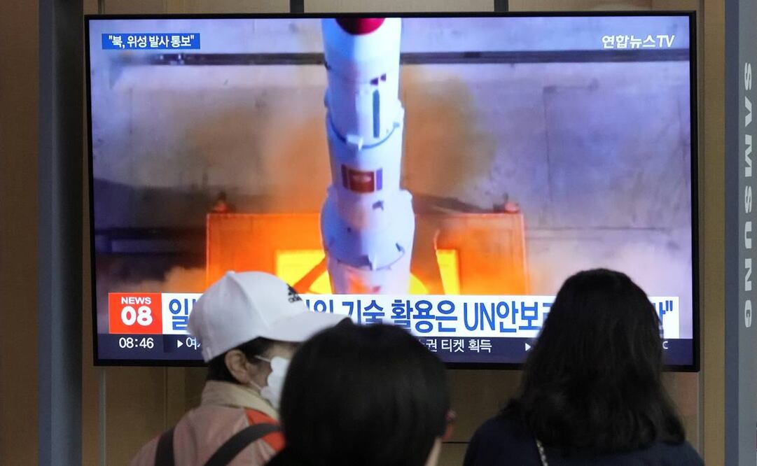 Noticiero en Corea del Sur muestra imagen de archivo de cohete norcoreano. Foto: AP