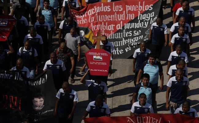 Padres y normalistas de Ayotzinapa marchan en Chilpancingo; acusan impunidad por asesinatos y la desaparición de los 43