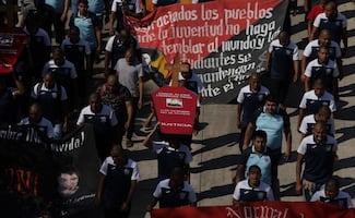 Padres y normalistas de Ayotzinapa marchan en Chilpancingo; acusan impunidad por asesinatos y la desaparición de los 43