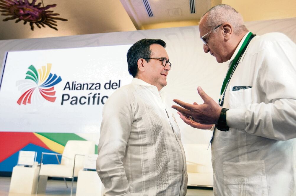 Ildefonso Guajardo, secretario de Economía, y Jesús Seade, futuro jefe negociador del TLCAN, durante la inauguración del quinto Encuentro Empresarial de la Alianza del Pacífico, en Puerto Vallarta (JOSÉ PAZOS. NOTIMEX)