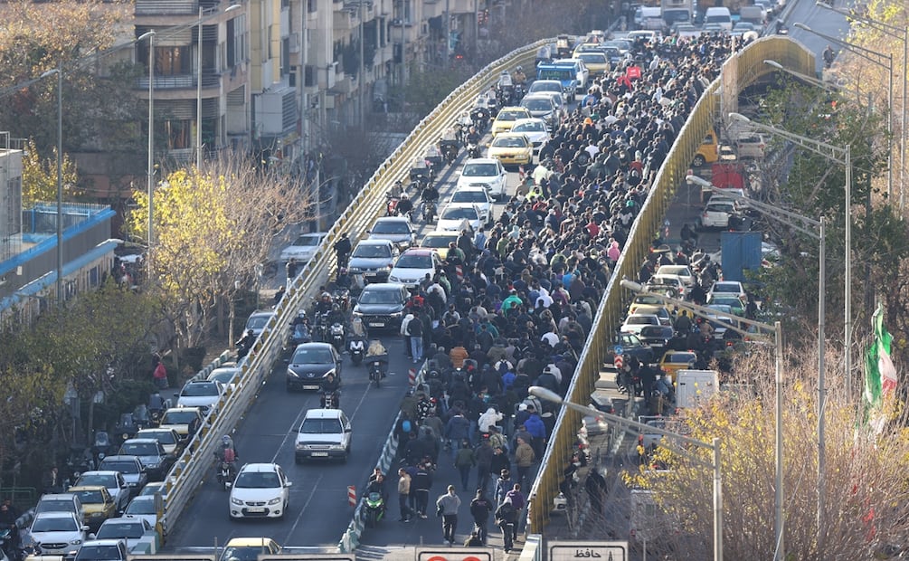 Manifestantes marchan en el centro de Teherán, Irán, contra la situación económica del país, el lunes 29 de diciembre de 2025. Foto: AP