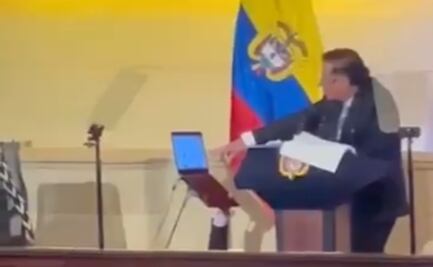 Gustavo Petro usa a uno de sus asistentes como “tripié humano” durante un evento; desata críticas