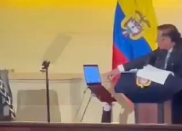 Gustavo Petro usa a uno de sus asistentes como “tripié humano” durante un evento; desata críticas