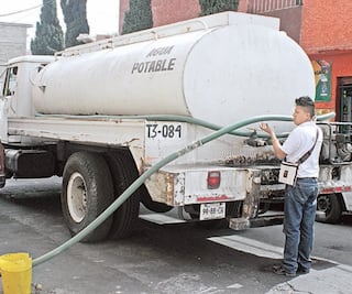 Anuncian abasto de agua en la capital mediante pipas