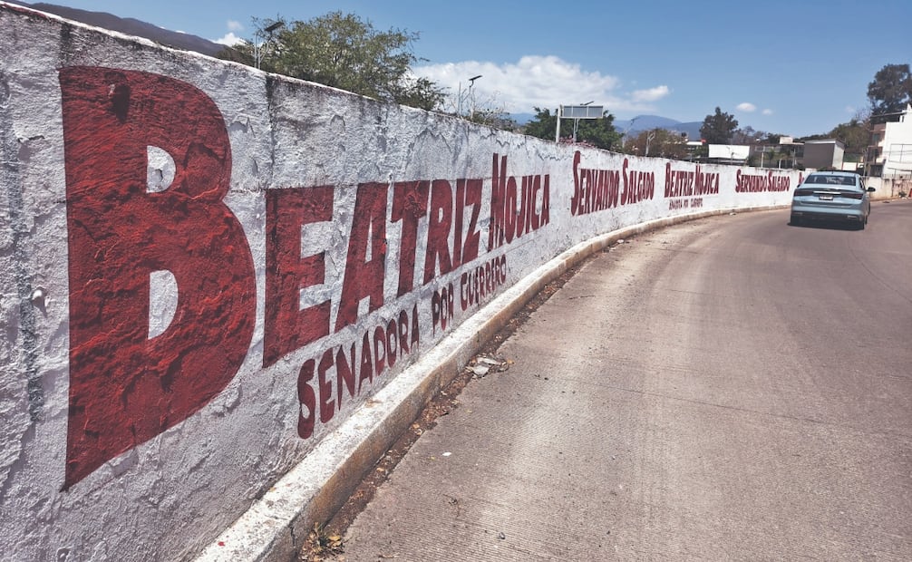 En casi todo el estado, principalmente en Acapulco, Chilpancingo, Iguala y Zihuatanejo, se pueden ver bardas, algunos espectaculares e incluso en el papel de las tortillas los nombres de algunos aspirantes de Morena a la candidatura. Foto: Arturo de Dios Palma y Salvador Cisneros/ EL UNIVERSAL