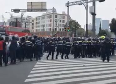 Riñen comerciantes de Tepito y policías sobre Reforma