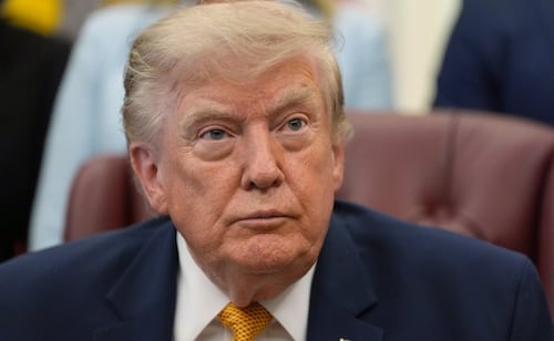 Jueza declara en desacato al gobierno de Trump y le impone multa; es por no entregar datos de teléfonos usados por agentes del ICE