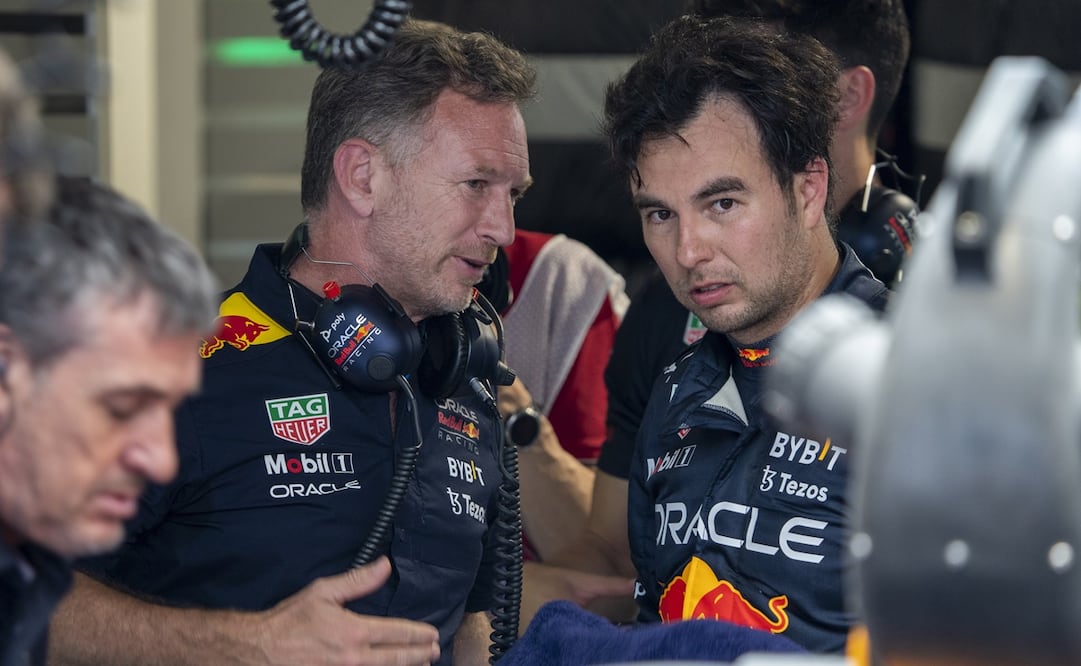 Christian Horner, jefe del equipo de Red Bull, hablando con el mexicano Sergio "Checo" Pérez - FOTO: EFE