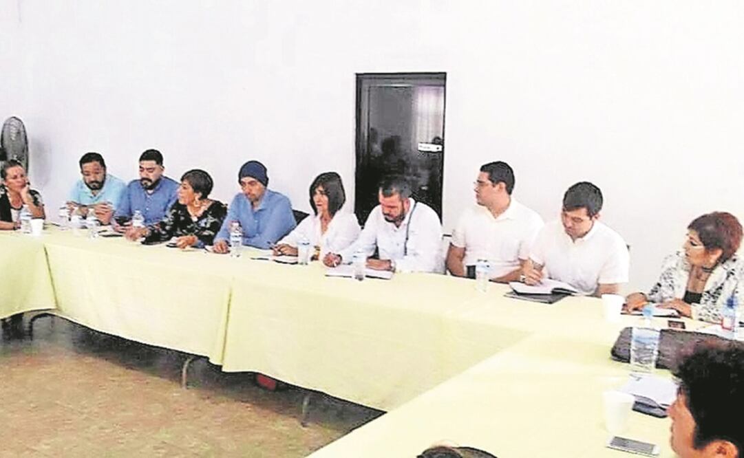 La semana pasada, Miriam Elizabeth Rodríguez (última de izq. a der.), del Colect ivo de Desaparecidos de San Fernando, sostuvo una reunión con autoridades. (CORTESÍA)