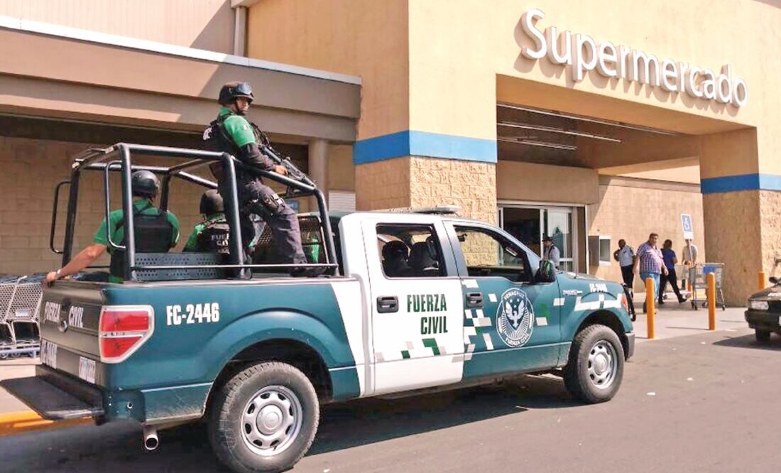 Elementos de la Policía Estatal y de la Fuerza Civil se mantuvieron en la entrada de algunas tiendas de autoservicio con el fin de prevenir algún incidente, como los registrados a principios de enero (PATRICIA MORALES)