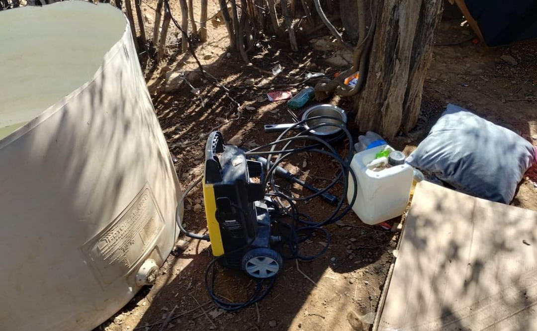 En el lugar de la explosión en Culiacán, Sinaloa, se encontraron vestigios de ropa, enseres, dos microondas y un vehículo abandonado con severos daños (28/02/2025). Foto: Cortesía