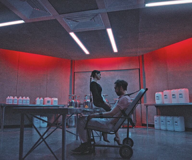 El actor da vida al periodista Ángel Rubio, quien está detrás de los dueños de la corporación Umbrella, un laboratorio que ha provocado muertes con el resultado fatal de un experimento. Foto: NETFLIX 