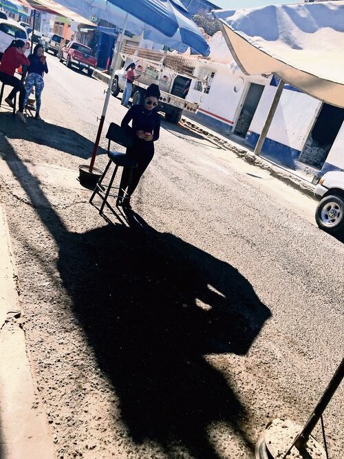 En el 'El Mercadito' Rafael Buelna, ubicado en el centro de Culiacán, Sinaloa, principalmente mujeres ofrecen compra y venta de dólares en las calles (SILBER MEZA)