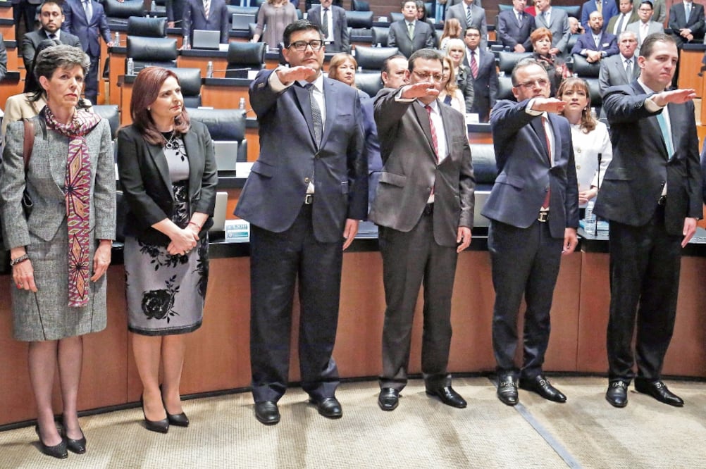 José Luis Vargas, Indalfer Infante, Felipe Alfredo Fuentes y Reyes Rodríguez Mondragón rindieron protesta por segunda ocasión ante el pleno del Senado para un periodo ampliado a siete y ocho años como magistrados. (FOTO: SENADO)