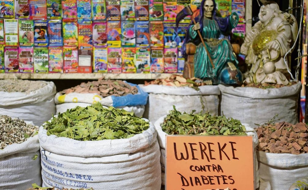 Los pasillos de este mercado son un punto de encuentro para la fe, la
medicina tradicional y las creencias populares. Foto: Santiago Cadena / EL UNIVERSAL