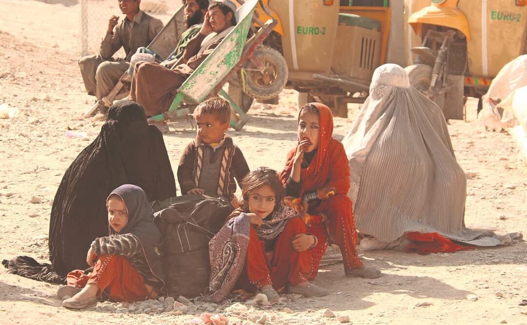 Menores de edad, con sus familias, esperan para cruzar a Afganistán en la frontera con Paquistán. Foto: AKHTAR GULFAM. EFE