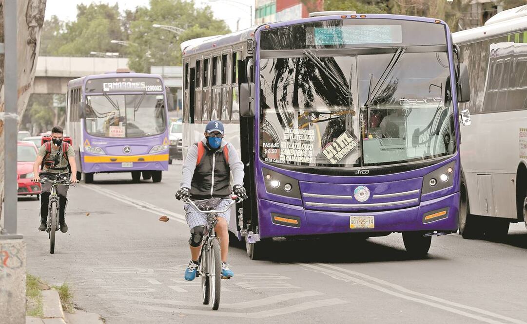 En la imagen se observa que los ciclistas y camiones no tienen buena convivencia hoy en día en el Eje 2 Norte, a la altura de la alcaldía Venustiano Carranza. Foto: JUAN BOITES. EL UNIVERSAL