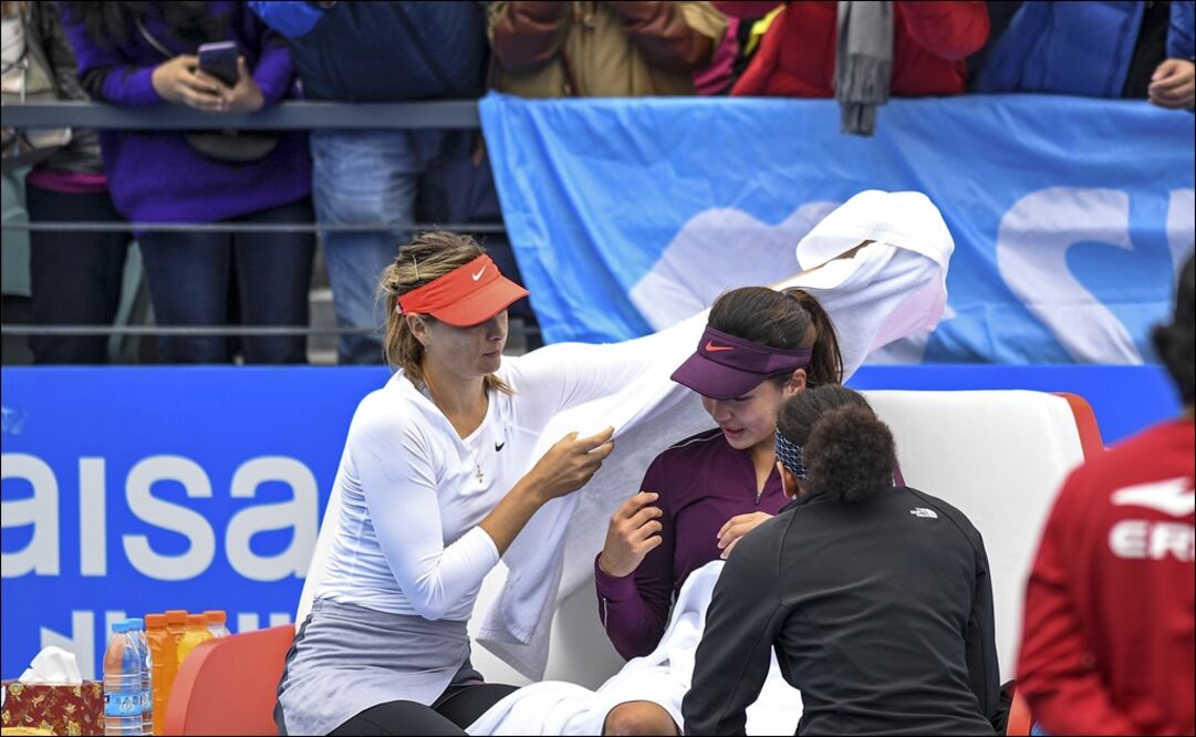 La tenista rusa consuela a su contrincante. Foto: AP