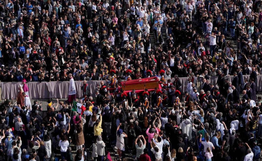 Creyentes y turistas le dijeron adiós al jerarca católico en la Basílica de San
Pedro. (24/04/2025) Foto: Gregorio Borgia | AP