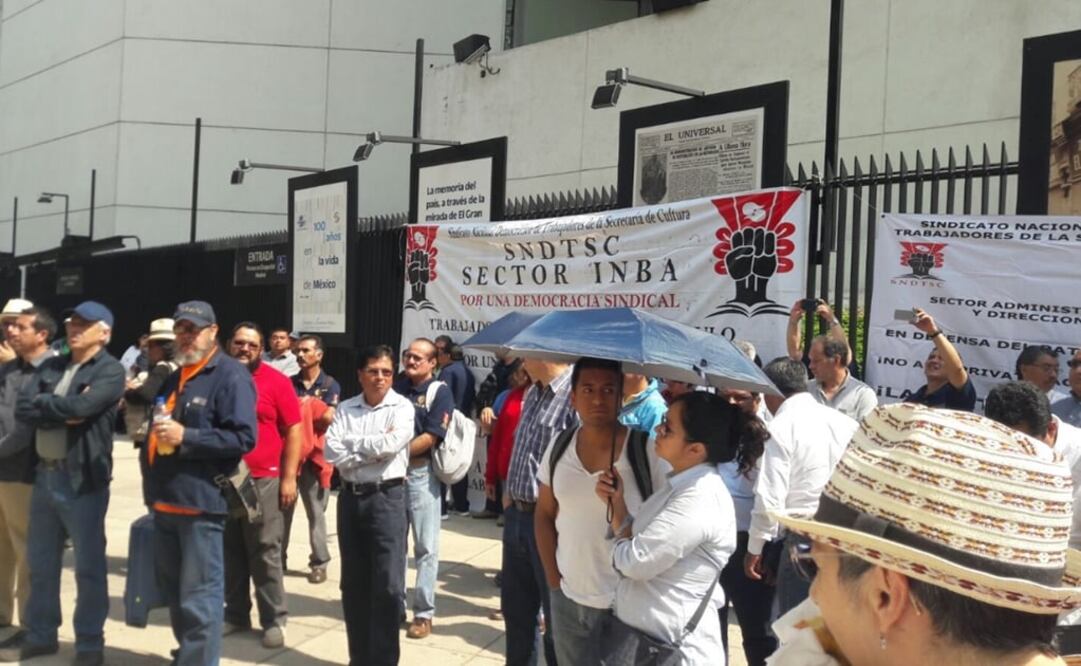 Mientras se desarrollaba la discusión en la Comisión de Cultura, en las afueras de la Cámara, alrededor de 150 trabajadores del INAH e INBA se manifestaron. Foto: Alida Piñón / EL UNIVERSAL