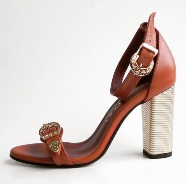 Cuáles son los zapatos ideales para mujeres bajitas