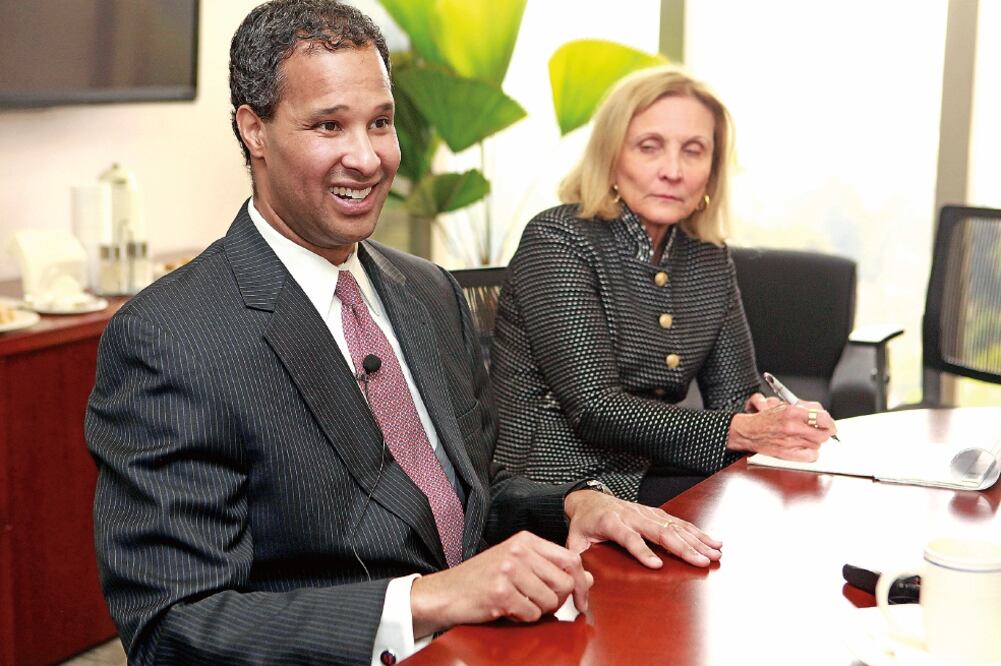 Marc Allen, vicepresidente senior de Boeing International, junto con Donna Hrinak, vicepresidente internacional de la empresa aeronáutica (LUCIA GODINEZ. EL UNIVERSAL)