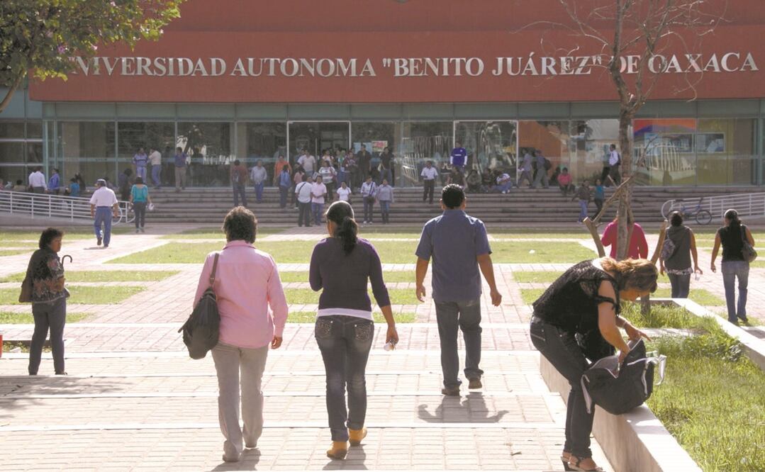 Dirigentes del Sindicato de Trabajadores Académicos de la UABJO interpusieron en 2020 una denuncia ante la FGR contra exrectores y la dirección actual por la presunta malversación de recursos públicos. Foto: ARCHIVO EL UNIVERSAL