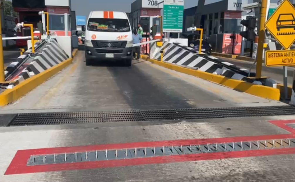 VIDEO Poncha llantas: Chofer de combi se regresa y paga caseta 