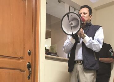 Colonos depositan basura en oficina del alcalde de Naucalpan