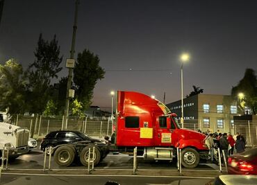 ¡Toma precauciones! Traileros bloquean San Antonio Abad a la altura de Chimalpopoca