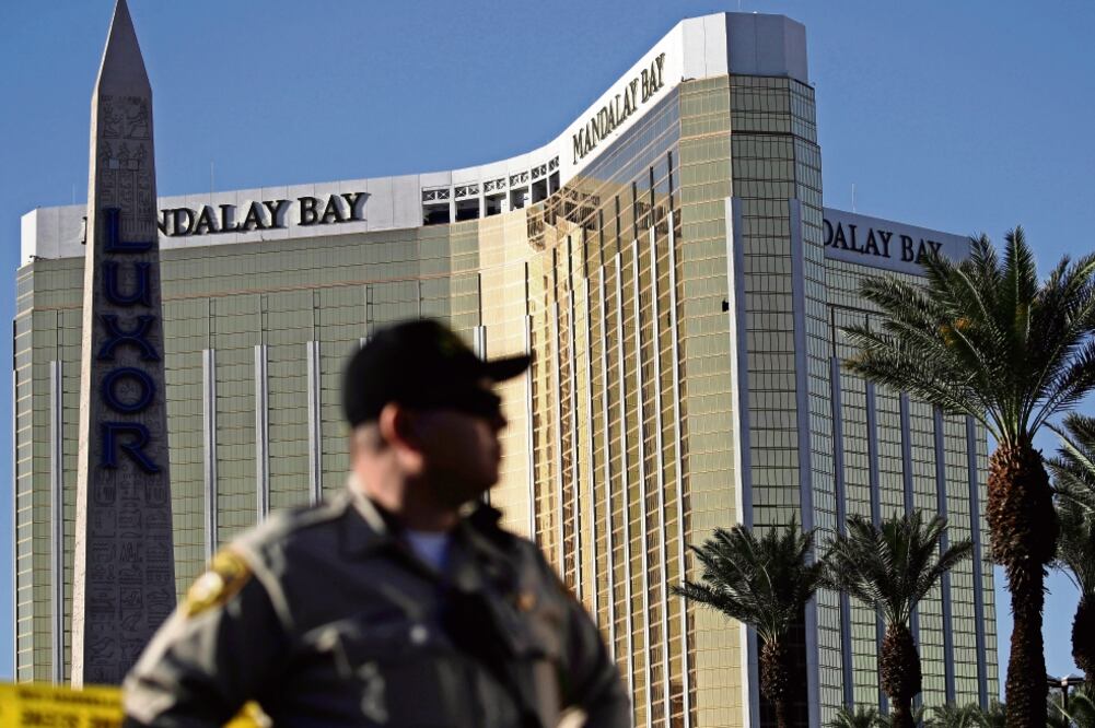 Un policía de Las Vegas monta vigilancia frente al Mandalay Bay. Tanto este lugar como otros casinos y resorts han elevado las medidas de seguridad, tras la matanza perpetrada por Stephen Paddock . (JOHN LOCHER. AP)
