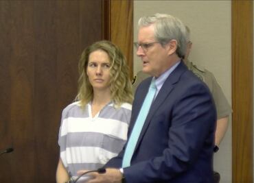 Madre que daba consejos de crianza en YouTube se declara culpable de abuso infantil