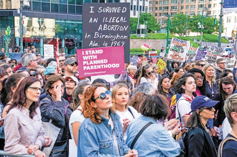 Manifestantes proaborto protestaron el 21 de mayo en Nueva York contra los recientes proyectos de ley que restringen la interrupción del embarazo. Foto: JEENAH MOON. REUTERS
