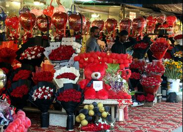 FOTOS: Con rosas y muñecos de peluche, el mundo se prepara para celebrar el Día de San Valentín