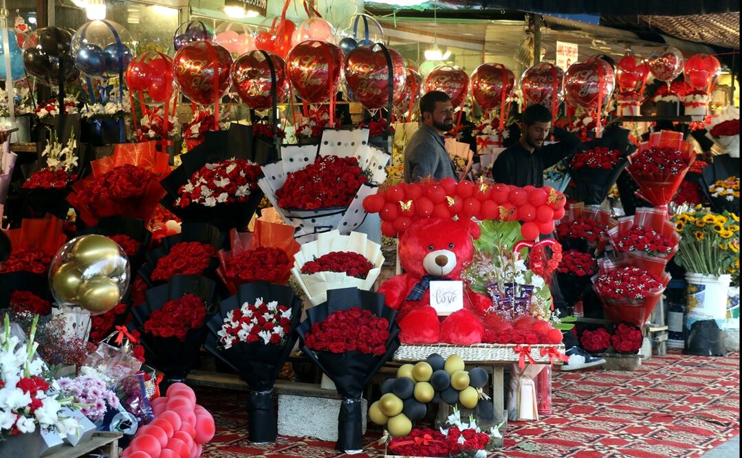 Un vendedor ofrece flores y globos en vísperas del día de San Valentín en Islamabad, Pakistán, el jueves 13 de febrero de 2025. Foto: EFE