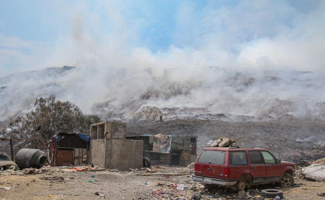 Protección Civil determinó que se suspendieran las clases presenciales porque el humo que se despide del sitio de disposición final de residuos puede ocasionar problemas a la salud. Foto: Especial