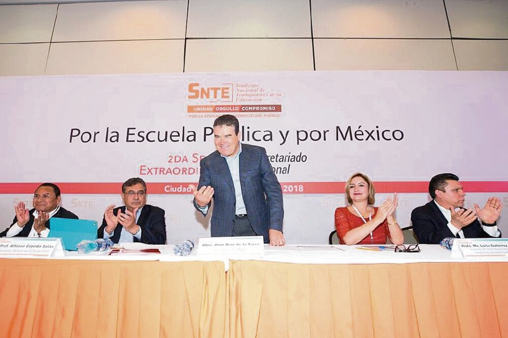 El secretario general del SNTE, Alfonso Cepeda, el presidente del magisterio, Juan Díaz de la Torre, y Luisa Gutiérrez, durante la reunión en la que, entre otros temas, trataron la reconfiguración sindical. Foto: CORTESÍA