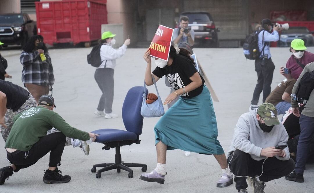 Autoridades migratorias de EU realizaron operativos en Los Ángeles, arrestando a 45 personas en negocios como Home Depot y una tienda de donas, desatando protestas y enfrentamientos. La alcaldesa Karen Bass y defensores de derechos de inmigrantes condenaron las tácticas del ICE, acusándolas de sembrar terror. Los operativos, parte de una intensificación de arrestos a nivel nacional, generaron críticas por su impacto en comunidades inmigrantes. (06/06/25) Foto: AP